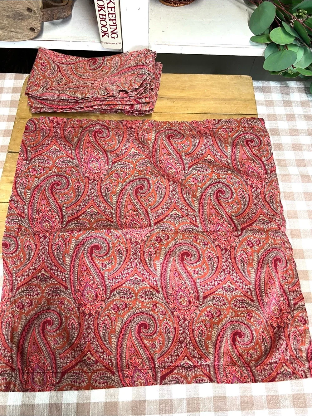 Sur la table cotton napkins paisley